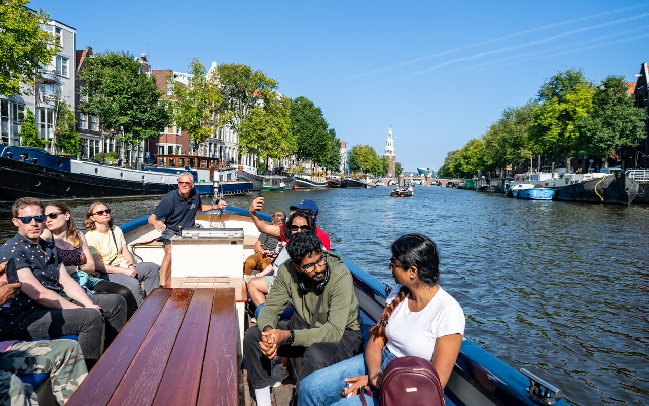 在阿姆斯特丹運河遊船上欣賞令人驚歎的美景和充滿活力的氛圍