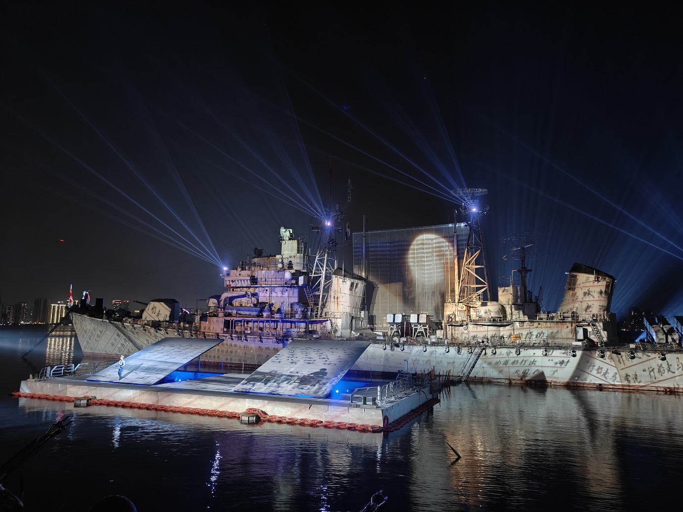 湛江必打卡!星辰作景 軍港之夜的海上浪漫表演 湛江必打卡!星辰作景 軍港之夜的海上浪漫表演