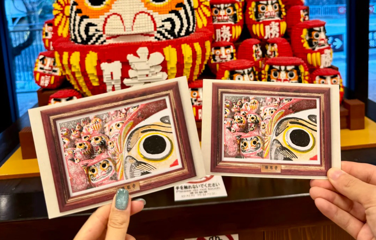 勝尾寺蓋章明信片
在勝尾寺入口可以拿一張空白明信片
這是勝尾寺另一個有趣之處，勝尾寺全區有6個地方可以蓋章。
這6個章有點類似6個圖層，每層不同顏色，全部蒐集完的話可以得到一張完整的勝尾寺明信片！
而且完整版的圖案還會更新，也就是每次來都有可能得到不同的明信片。