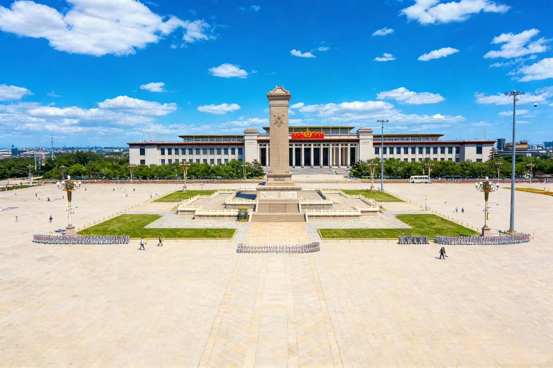 踏入天安門廣場，彷彿走進歷史與現代交織的宏大敘事中。跟隨導遊的引領，每一步都能觸摸到這座世界最大城市廣場獨有的宏偉與莊嚴。廣場上，一系列地標建築如同歷史的巨擘，吸引著您的目光。莊嚴肅穆的毛主席紀念堂，承載著人民無盡的緬懷與敬仰；人民英雄紀念碑巍峨聳立，每一道紋理都在訴說往昔的崢嶸歲月；氣勢恢宏的人民大會堂，莊嚴肅穆，每一次會議的召開，都在推動著國家的進步與發展。在導遊繪聲繪色的講解下，您將穿透歷史的厚重帷幕，深度領悟這些建築背後的深遠意義與豐富文化，收穫一段獨一無二、難以忘懷的旅行體驗。