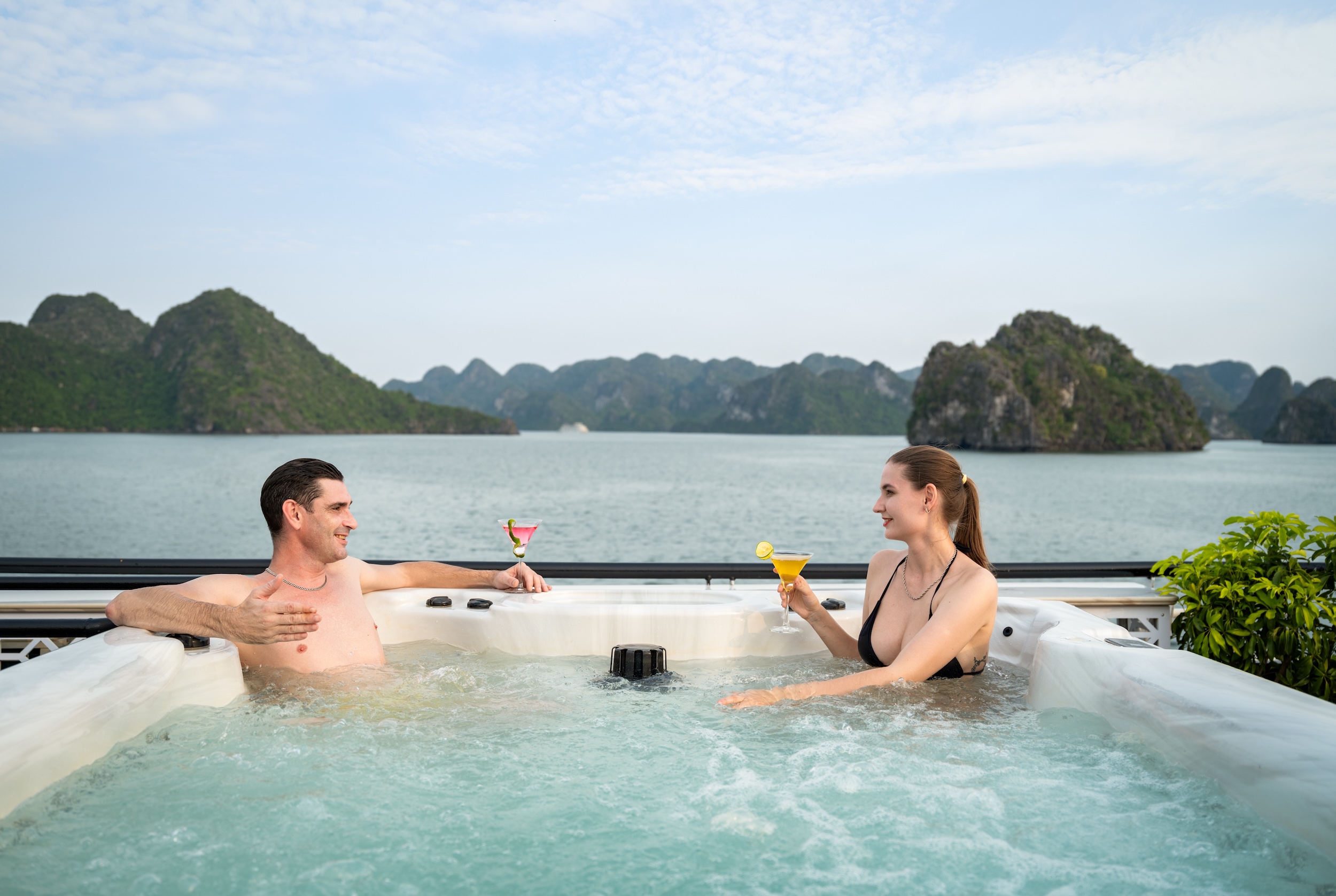 在按摩浴缸中放鬆身心,品嚐清爽的雞尾酒,同時沉浸在令人歎為觀止的美景中 在按摩浴缸中放鬆身心,品嚐清爽的雞尾酒,同時沉浸在令人歎為觀止的美景中