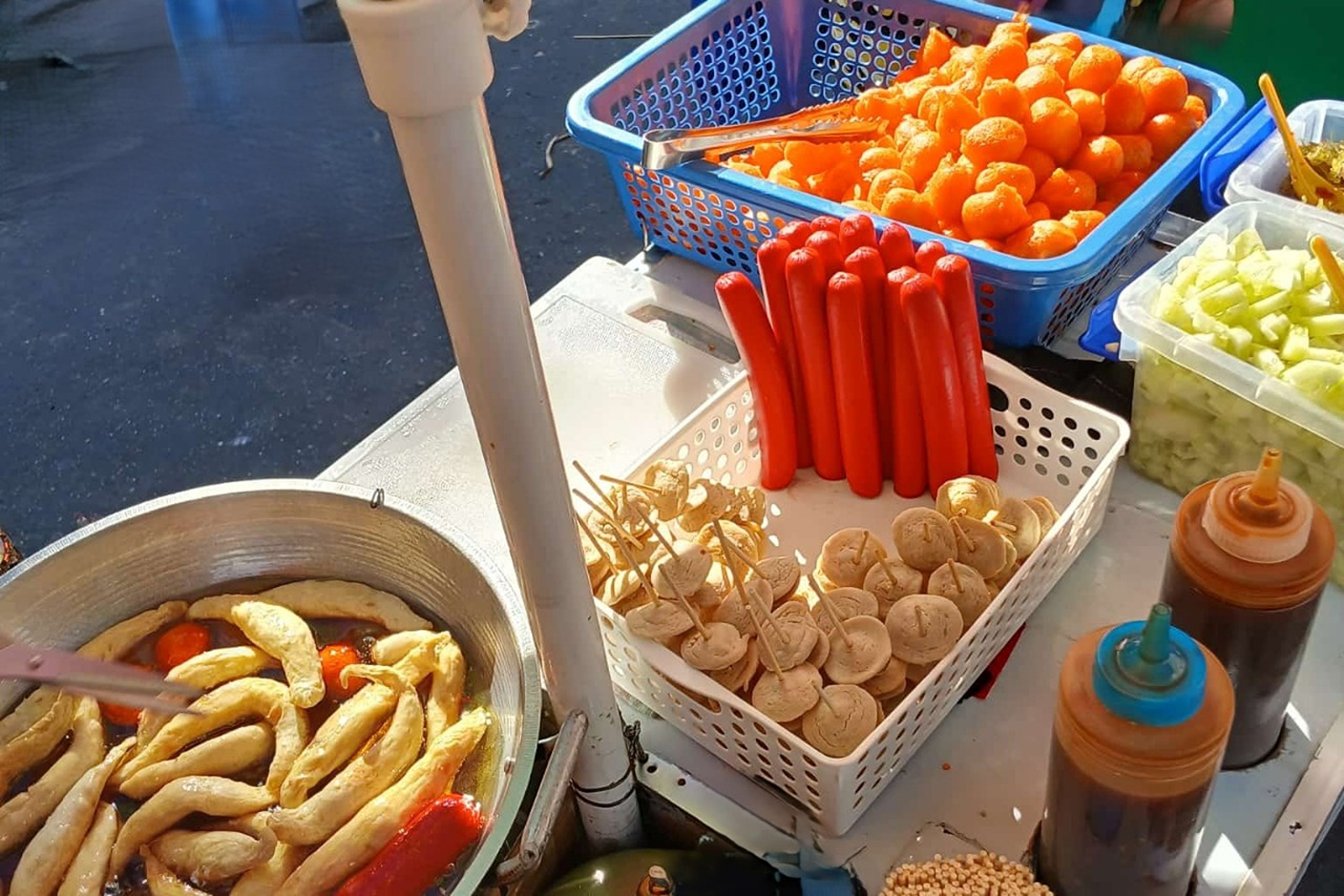 品嚐道地街頭風味，大啖魚丸、炸雞蛋等當地人氣小吃。