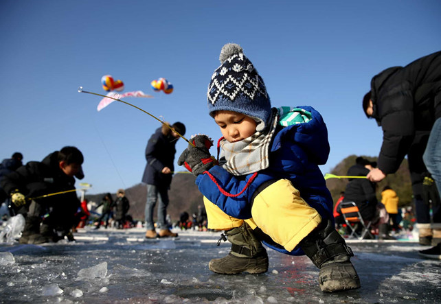 華川山鱒魚冰雪節——每年在華川舉辦，這個節日將結冰的河流變成冰釣、雪橇、雕塑和文化樂趣的冬季仙境。被 CNN 評為「冬季七大奇蹟」之一，絕對是