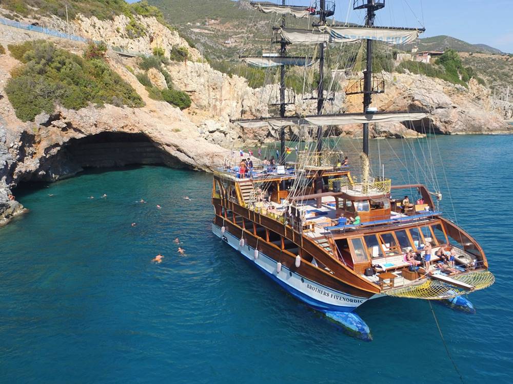 Alanya Catamaran Boat tour with Lunch & Soft drinks  