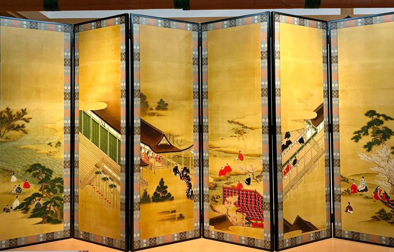 平等院的屏風繪卷色彩柔雅,勾勒古都景緻與雅樂場景,線條細膩端莊。金箔微微泛光,宛如把千年前的雅韻輕輕展開。 平等院的屏風繪卷色彩柔雅,勾勒古都景緻與雅樂場景,線條細膩端莊。金箔微微泛光,宛如把千年前的雅韻輕輕展開。