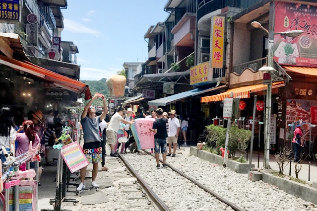 天燈上げと十分瀑布の見学ツアー (台北発 / 日本語ガイド付き)