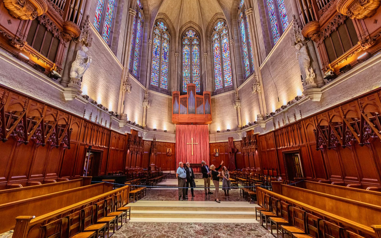 透過自助導覽，探索 Grace Cathedral 的宏偉之美