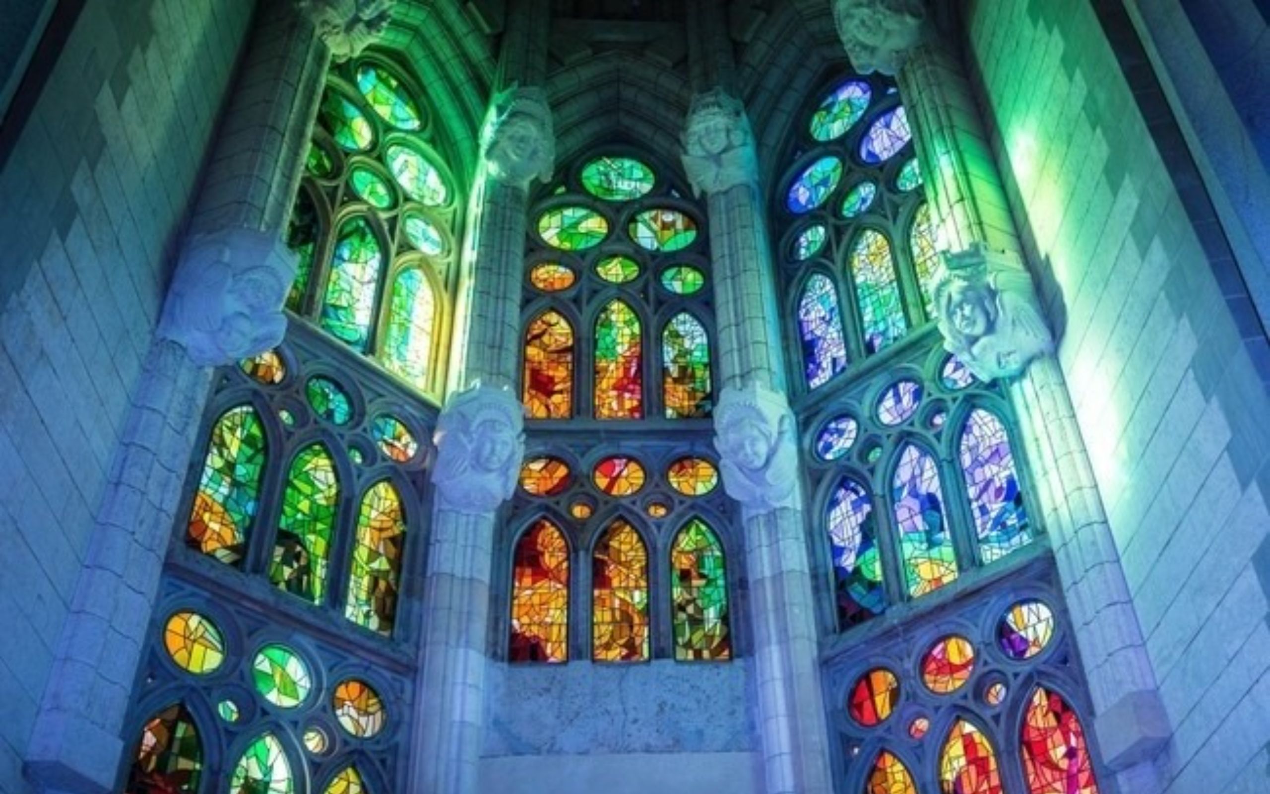 親身站立於聖家堂 (Sagrada Familia) 高聳入雲的尖塔下,感受藝術、信仰與時間交織而成的和諧與驚奇,令人屏息讚嘆 親身站立於聖家堂 (Sagrada Familia) 高聳入雲的尖塔下,感受藝術、信仰與時間交織而成的和諧與驚奇,令人屏息讚嘆