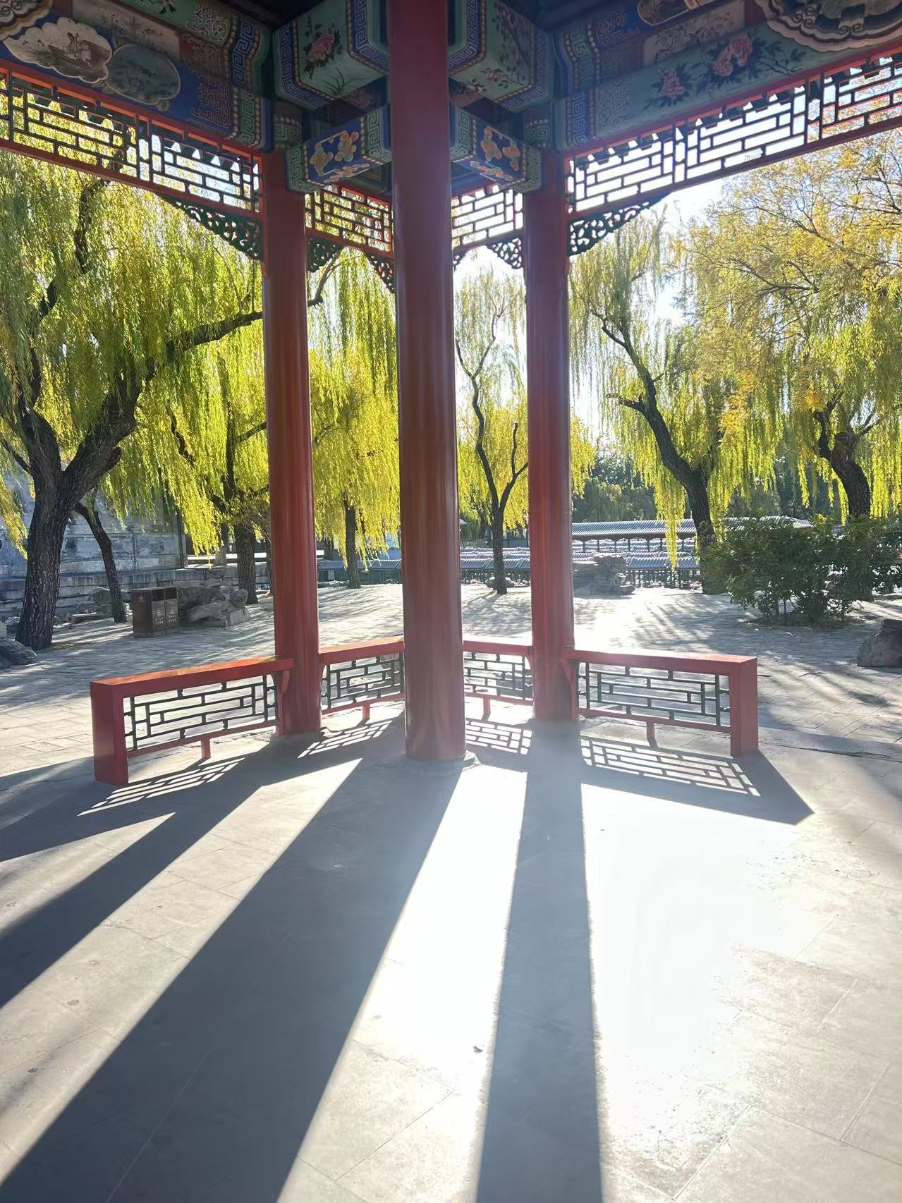 在導遊生動的講解中，您將深入瞭解這些建築背後隱藏的無數有趣故事與深厚歷史，而其中，不得不提那位在清朝末年權傾一時的傳奇人物——慈禧太后，世人尊稱為“老佛爺”，在西方她又有著“Dragon Lady”的名號。她的一生充滿了爭議與傳奇色彩，從宮廷中的權謀爭鬥到對國家命運的深遠影響，都在這頤和園的一草一木間留下了難以磨滅的印記。
隨後，您將步入聞名遐邇的長廊。漫步其間，您會驚歎於那梁枋上精美絕倫的彩繪，每一幅都訴說著古老的故事，涵蓋了神話傳說、歷史典故以及自然風光，彷彿一部立體的藝術史書。​