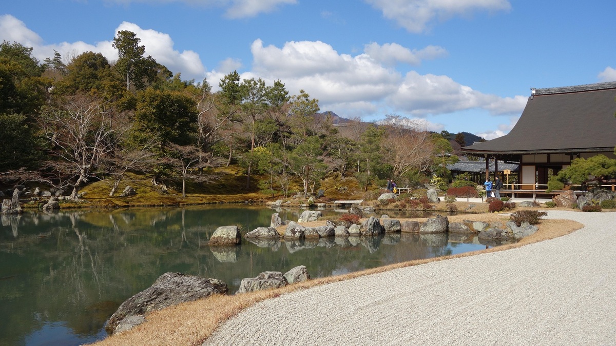 天龍寺將嵐山的自然山景引入庭園設計中，這種「借景」手法成為日本庭園建築的巔峰