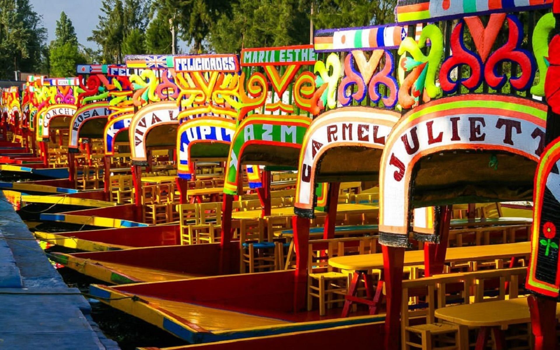 巡遊色彩繽紛的霍奇米爾科運河，盡情享受熱鬧的水上氛圍。