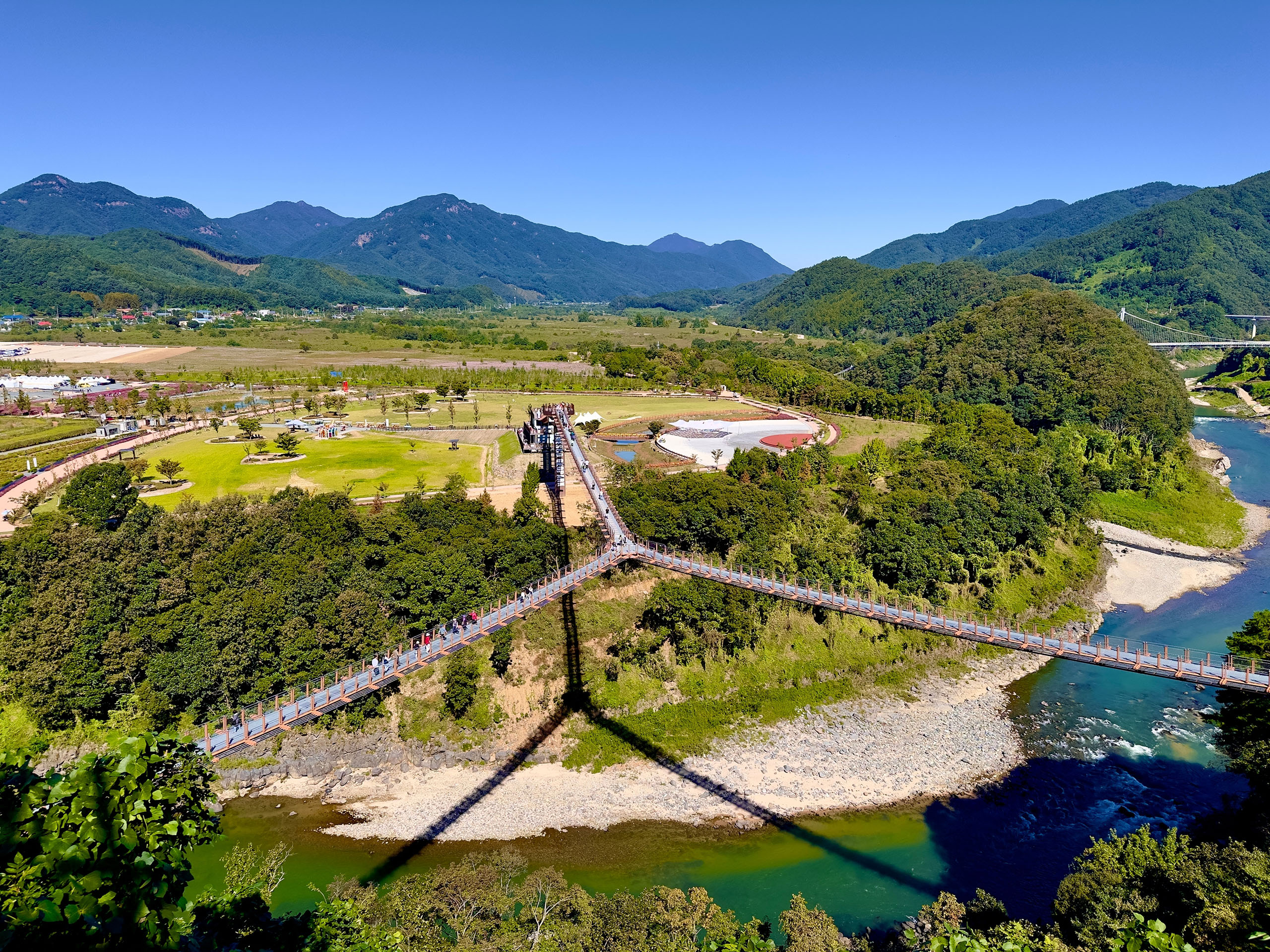 走過標誌性的Y字形吊橋，欣賞下方壯麗的玄武岩峭壁和蜿蜒山谷，盡享令人驚嘆的全景視野。