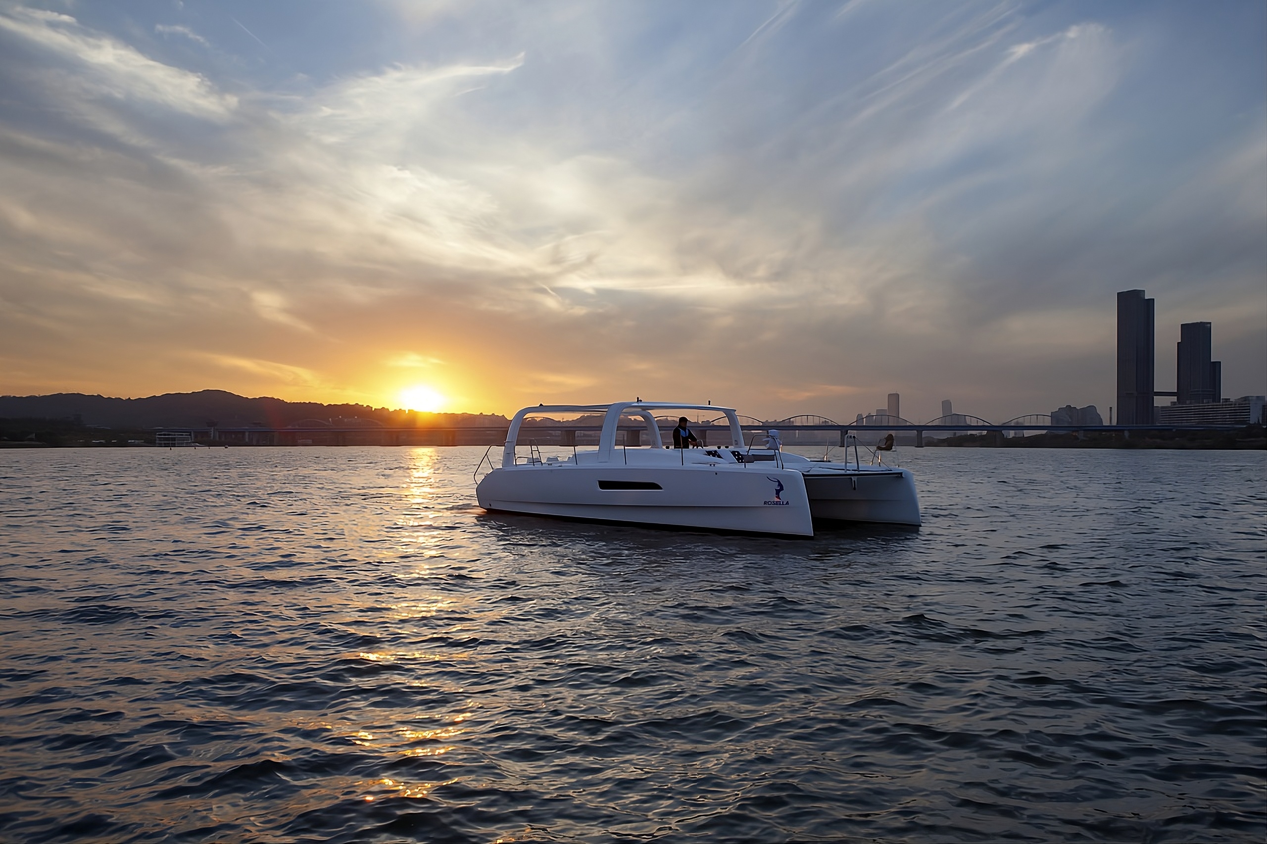 -ROSSELLA-
異國情調的雙體帆船遊艇，擁有寬敞的戶外空間、開放式外觀，以及從任何角度都能欣賞到的漢江美景
Rossella 遊艇