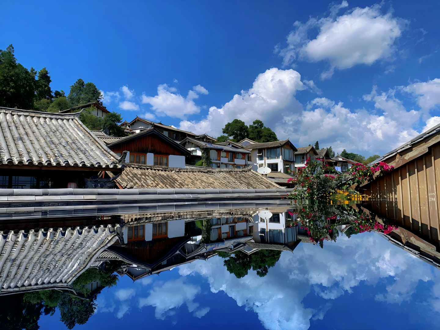麗江古城：古建屋瓦倒映如鏡，藍天白雲相融，納西古城盡顯靜謐詩意