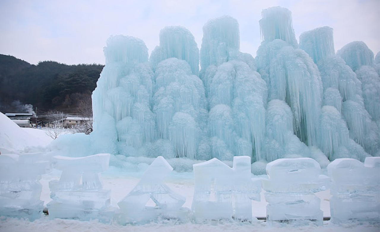 一個充滿巨大冰噴泉的冬季世界。數千根閃亮的冰柱創造出神奇的景象。