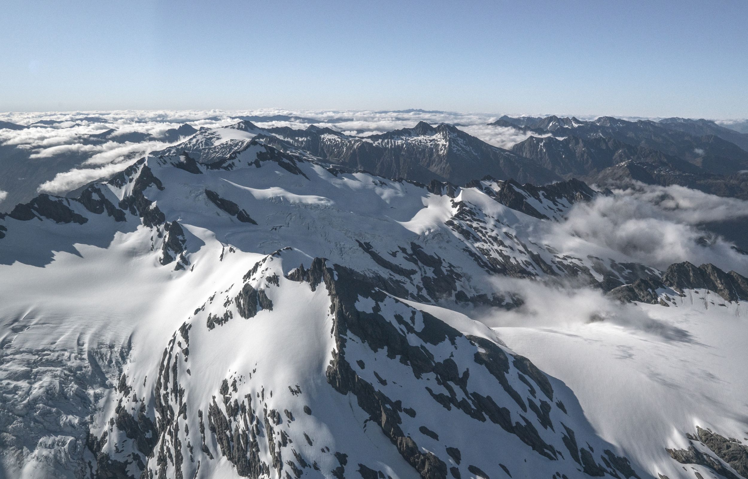 體驗翱翔於遙遠高山地形的刺激,將壯麗山峰、深邃山谷及波光粼粼的冰川湖泊盡收眼底。 體驗翱翔於遙遠高山地形的刺激,將壯麗山峰、深邃山谷及波光粼粼的冰川湖泊盡收眼底。