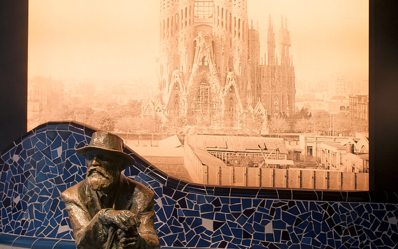 Barcelona Park Guell Walking Tour with Gaudi Experience 