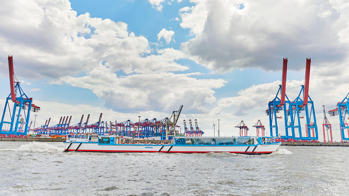 遊船緩緩駛過高聳的貨櫃起重機,帶您一覽漢堡 (Hamburg) 繁忙的工業港口生活 遊船緩緩駛過高聳的貨櫃起重機,帶您一覽漢堡 (Hamburg) 繁忙的工業港口生活