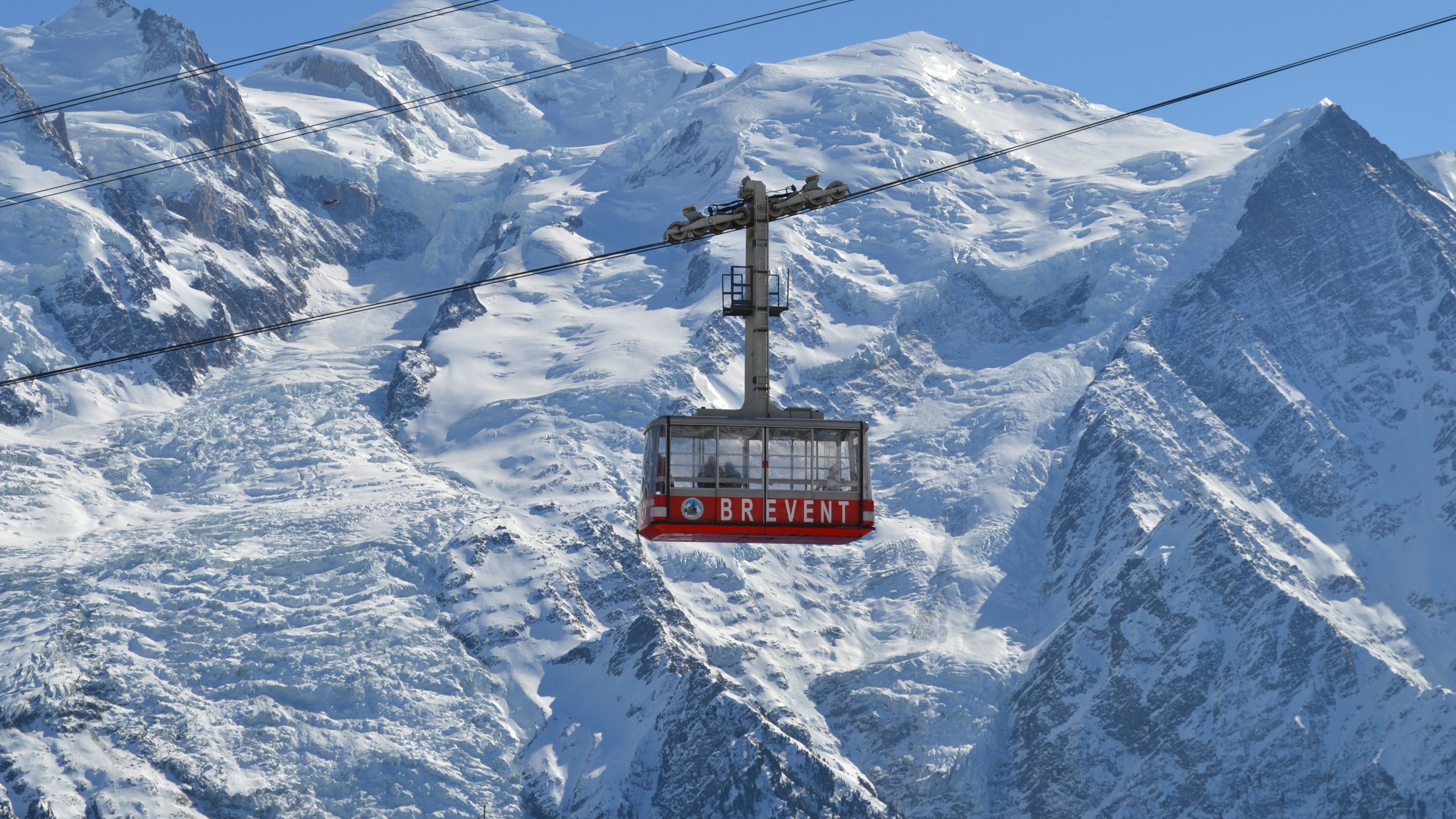 從日內瓦 (Geneva) 出發前往霞慕尼勃朗峰 (Chamonix Mont Blanc)，體驗南針峰 (Aiguille du Midi) 和滑翔傘