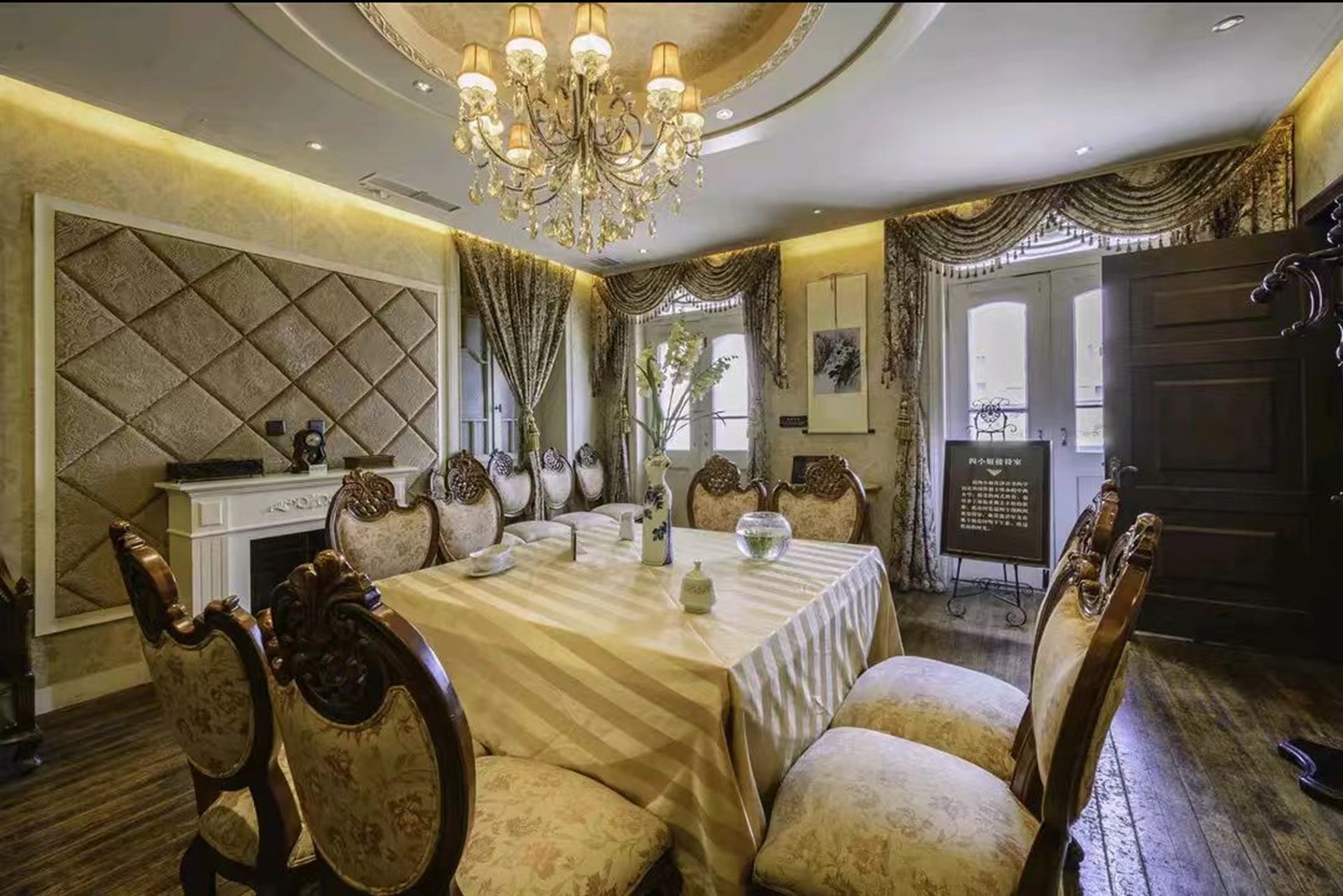 餐桌上擺放著民國時期的餐具與銀質器皿,還原了當時張學良將軍與賓客用餐的場景 餐桌上擺放著民國時期的餐具與銀質器皿,還原了當時張學良將軍與賓客用餐的場景