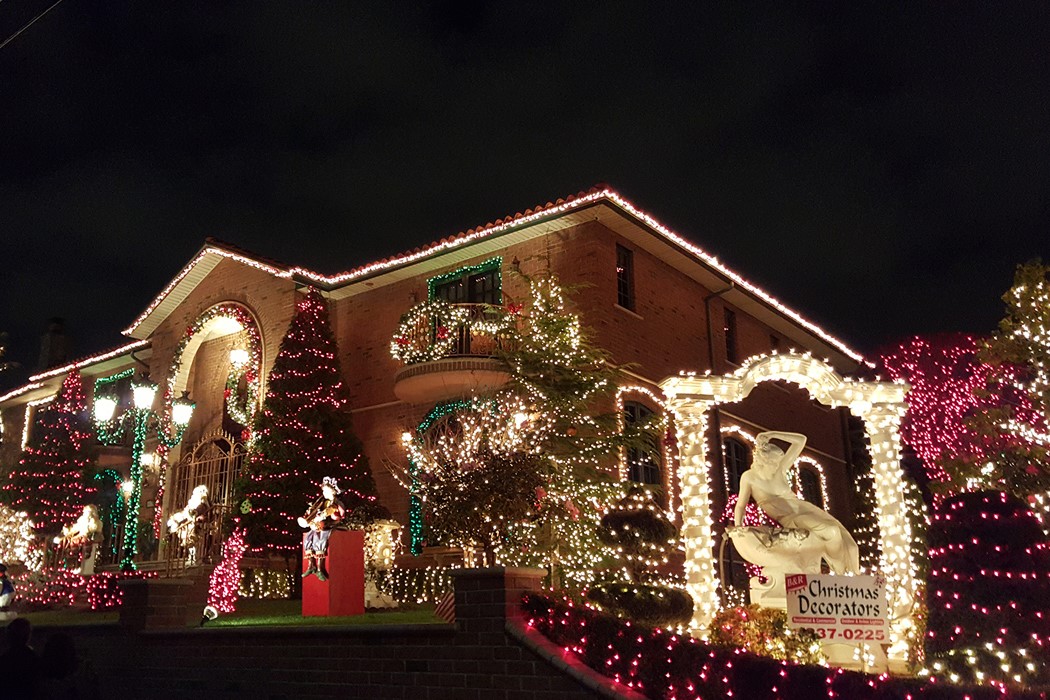 Dyker Heights Brooklyn Christmas Lights Tour from New York