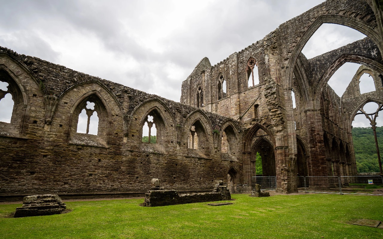 Tintern Abbey and Caerphilly Castle Full-Day Coach Tour from Bristol