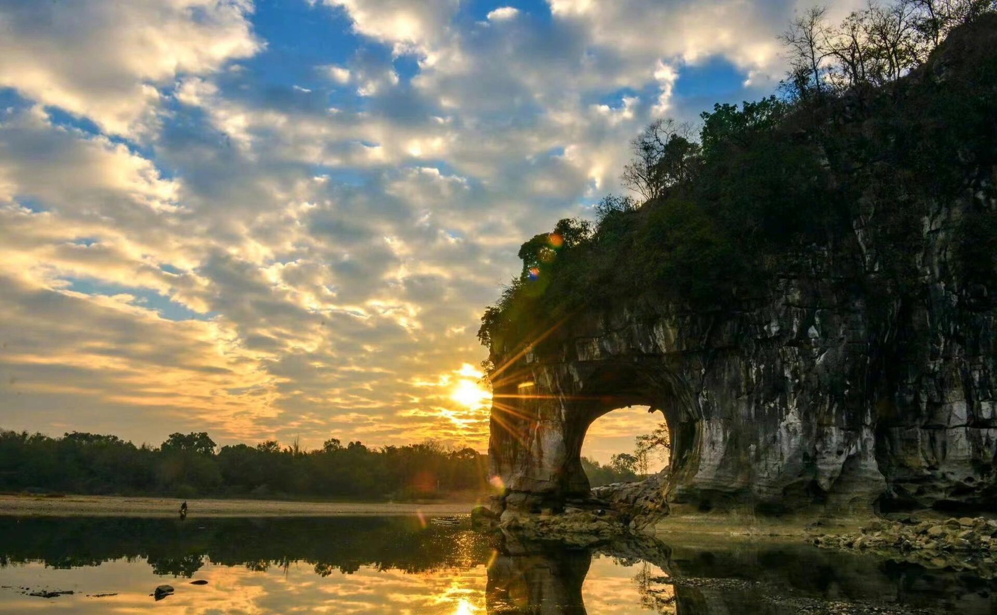 廣西桂林山水秘境5日遊（2-8人團+龍脊+古東瀑布+象鼻山+日月雙塔+遇龍河竹筏+興坪古鎮+灕江+十里畫廊+下午茶+篝火晚會+桂林往返）