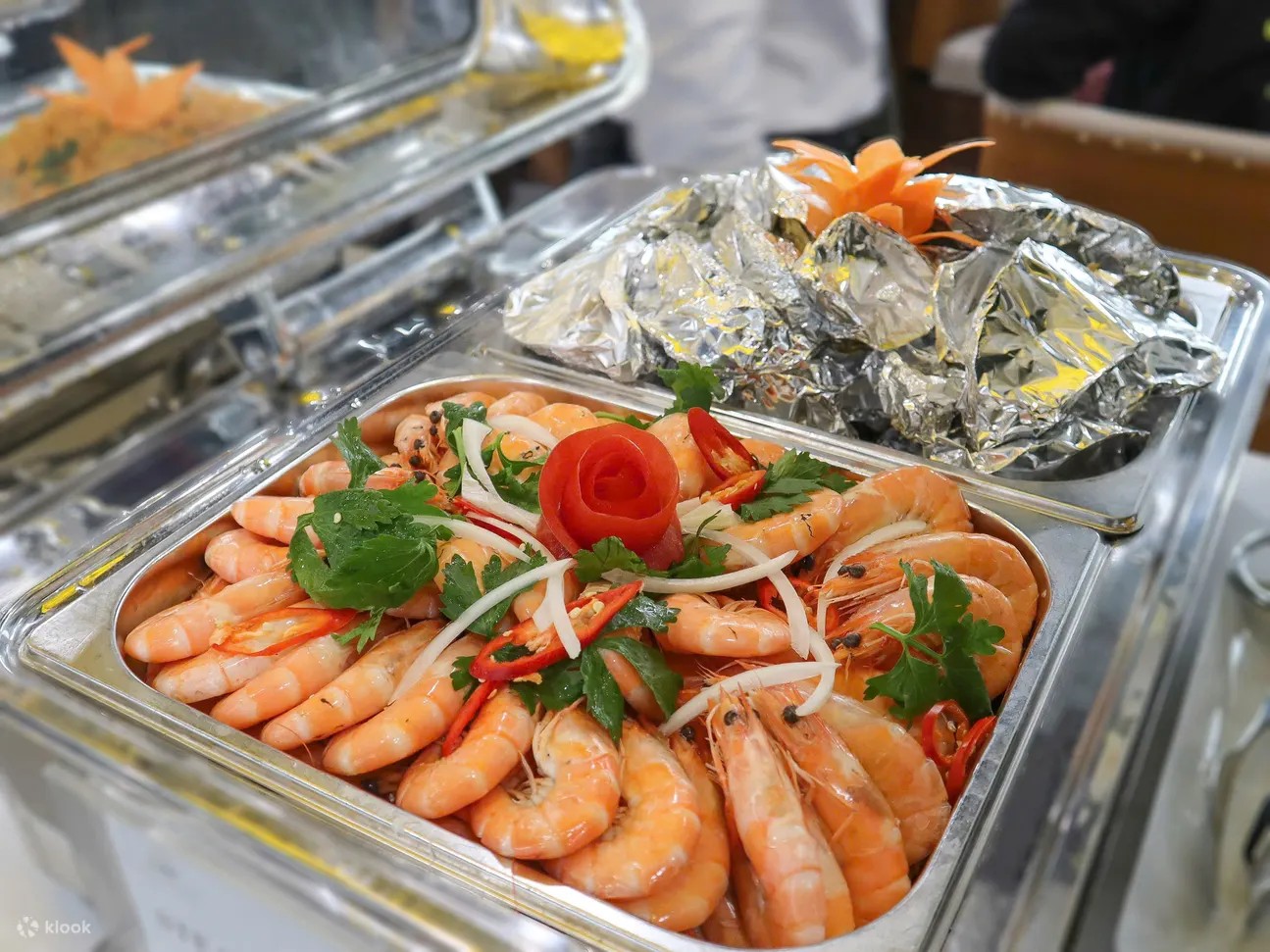 豐盛自助餐，主打各式新鮮海產