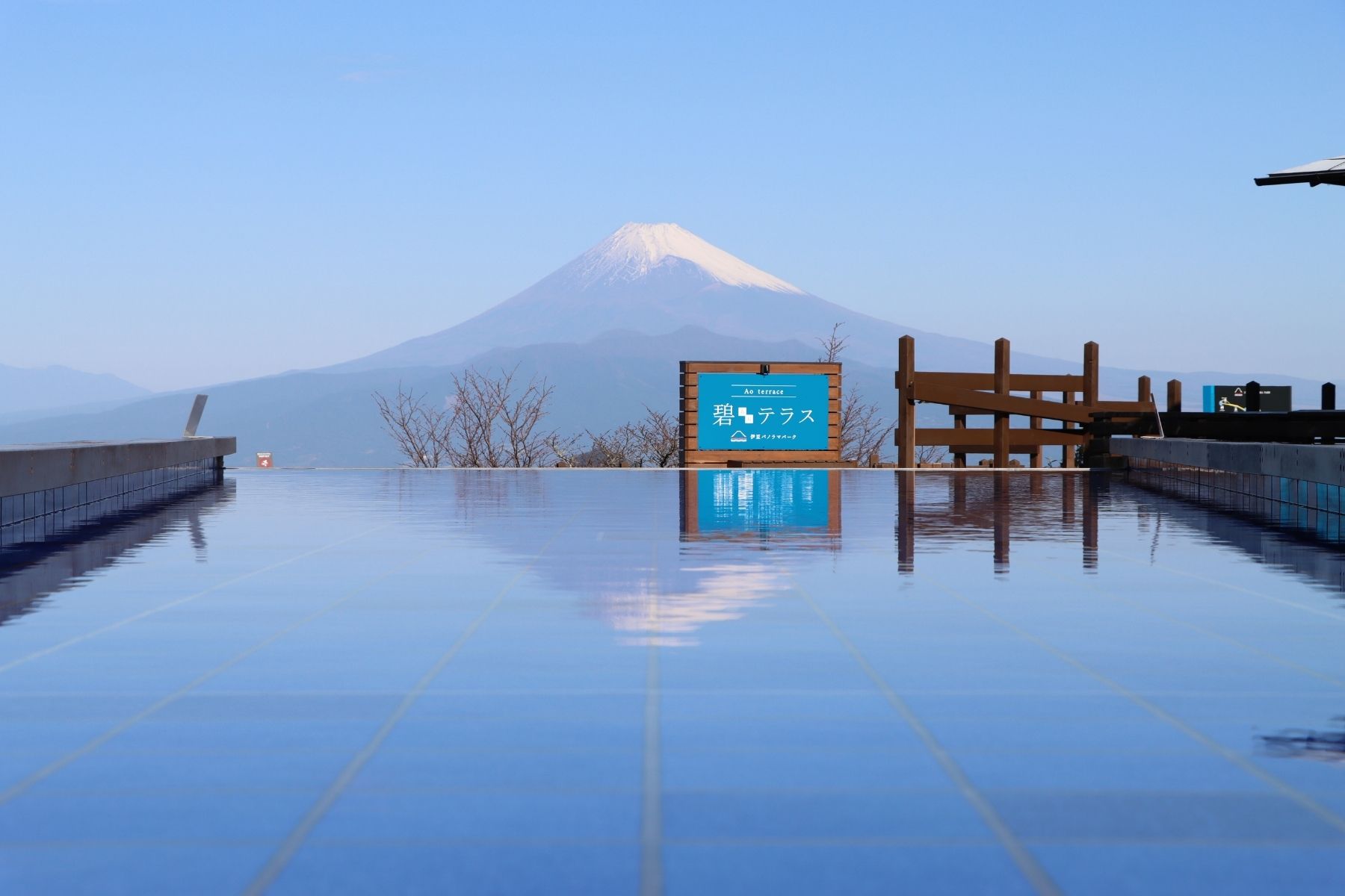 搭乘全長約1,800公尺的纜車，抵達伊豆全景公園（碧Terrace）