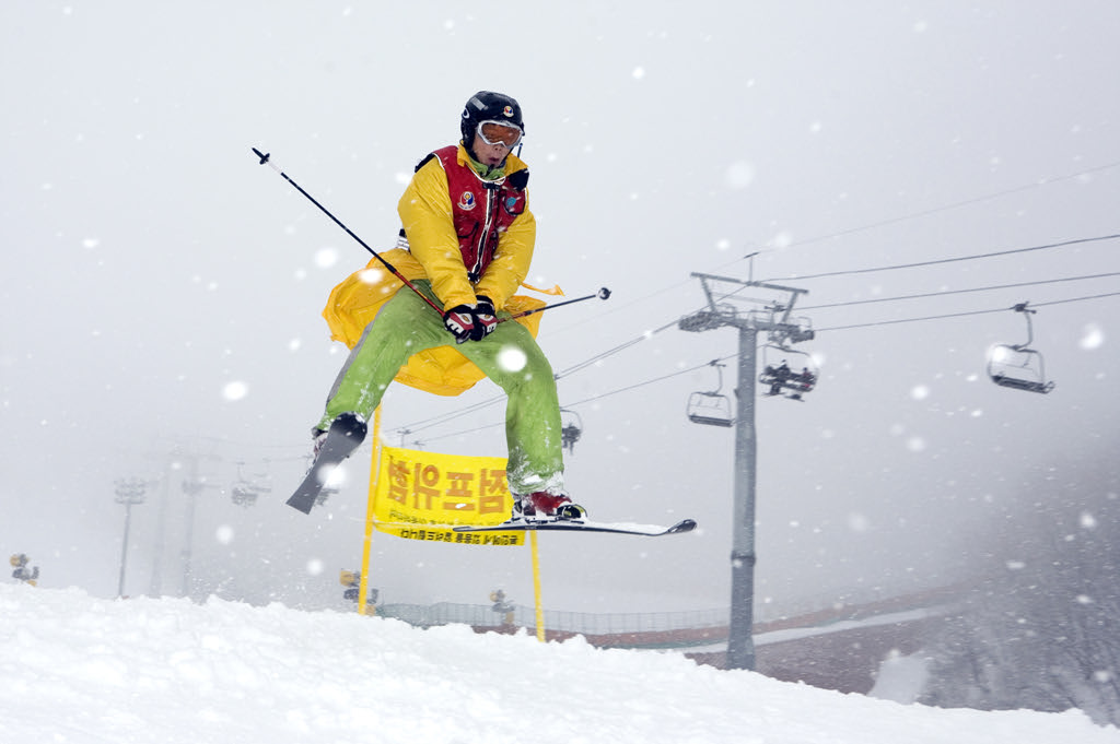 The December opening and March closing times are subject to change based on weather and ski resort conditions. In this case, please note that the tour will be held instead at other nearby ski resorts.