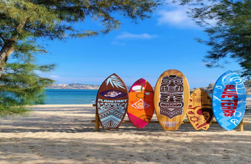 壇南灣,十里銀灘一灣碧水——這裡的沙灘廣闊平緩,海沙潔淨細緻,海水清澈澄碧,波光晶瑩潮聲如樂,可以抓螃蟹、拾貝殼、或是來一場沙灘足球或沙灘排球。盡情享受陽光、沙灘、海水、藍天的無限風光,讓人流連忘返。傍晚前往海灘盡情踏浪、玩水、嬉鬧。 壇南灣,十里銀灘一灣碧水——這裡的沙灘廣闊平緩,海沙潔淨細緻,海水清澈澄碧,波光晶瑩潮聲如樂,可以抓螃蟹、拾貝殼、或是來一場沙灘足球或沙灘排球。盡情享受陽光、沙灘、海水、藍天的無限風光,讓人流連忘返。傍晚前往海灘盡情踏浪、玩水、嬉鬧。