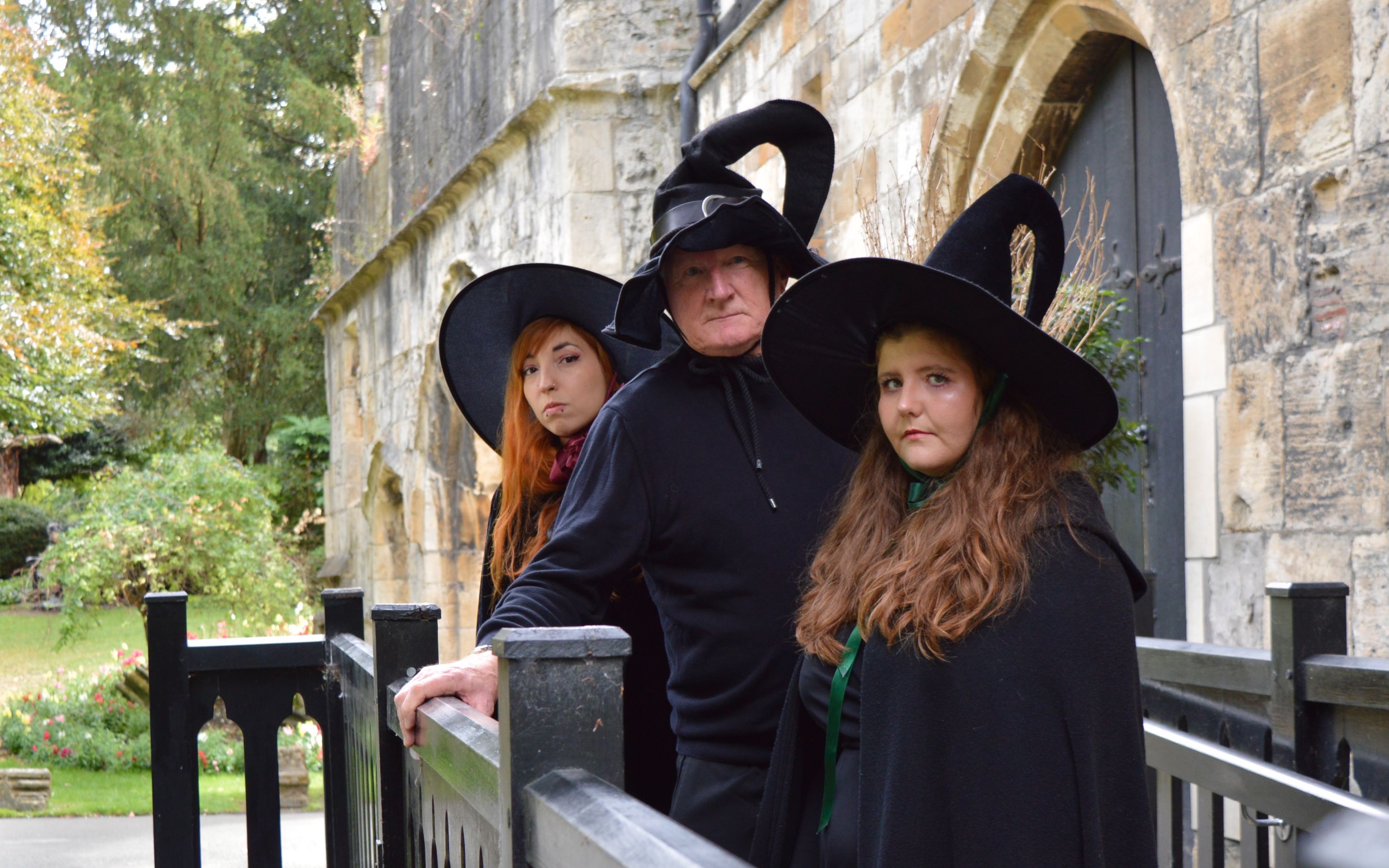 在探索標誌性地標和秘密小徑的同時，聆聽約克女巫的生動故事