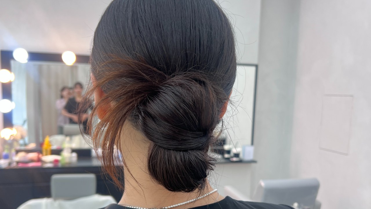 我們提供各種髮型，包括優雅的盤發、休閒的半披髮、時尚的髮髻和輕鬆的嬉皮風格。（如果需要此造型，請選擇化妝+髮型（特殊））