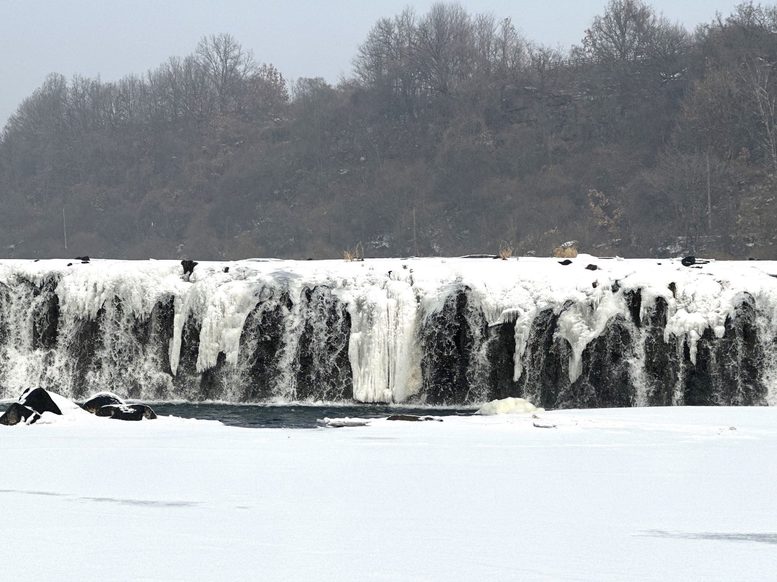稷塘瀑布:稷塘瀑布高僅3公尺,寬達80公尺,與其他典型的垂直瀑布形成鮮明對比。在寒冷的冬季,由於氣溫夠低,我們可以更靠近欣賞這些特殊的地質景觀。 稷塘瀑布:稷塘瀑布高僅3公尺,寬達80公尺,與其他典型的垂直瀑布形成鮮明對比。在寒冷的冬季,由於氣溫夠低,我們可以更靠近欣賞這些特殊的地質景觀。