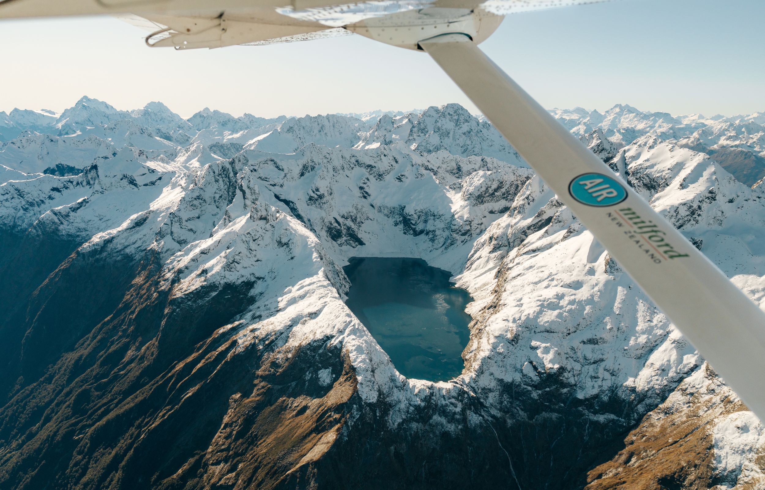 搭乘觀景航班飛往 Big Five Glaciers,一覽被崎嶇山脈環繞的厄斯金湖 (Lake Erskine),這座隱藏在高山中的寶石。 搭乘觀景航班飛往 Big Five Glaciers,一覽被崎嶇山脈環繞的厄斯金湖 (Lake Erskine),這座隱藏在高山中的寶石。