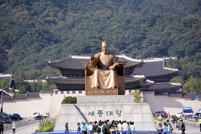 光化門是景福宮的正門，象徵朝鮮王朝的王權與尊嚴。
Gwanghwamun is the main gate of Gyeongbokgung Palace, symbolizing the royal authority and dignity of the Joseon Dynasty.