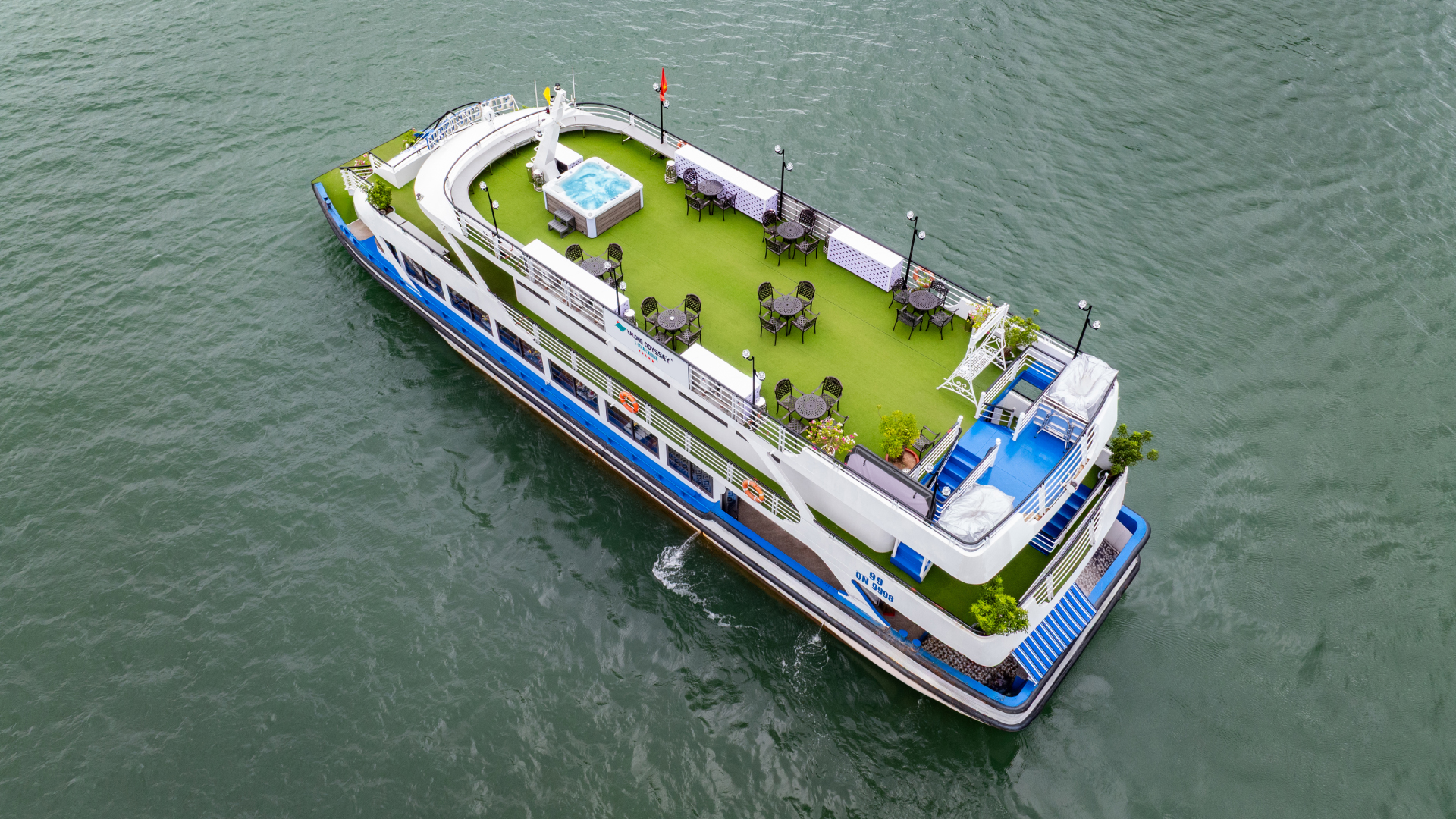 午餐後,您可以前往陽光甲板區,飽覽下龍灣的迷人風光。 午餐後,您可以前往陽光甲板區,飽覽下龍灣的迷人風光。