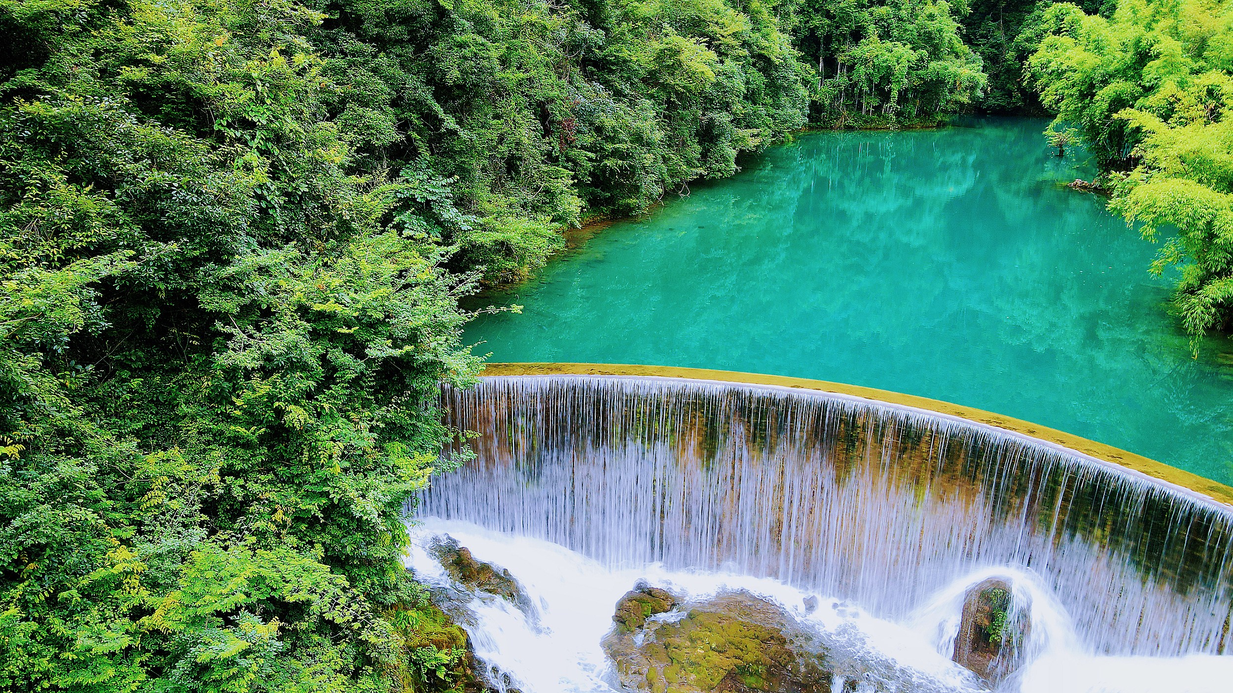 臥龍潭是小七孔風景區的一部分，因攔河壩形成的綠水深潭和滾水瀑布及傳說的臥龍而得名。臥龍潭——原名翁龍潭，喀斯特暗河——臥龍河的出口處。