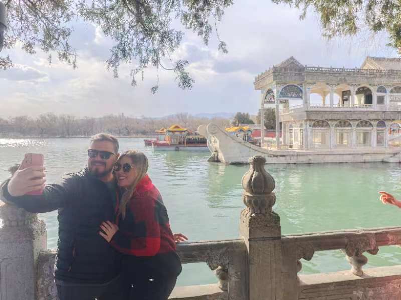 緊接著，映入眼簾的便是靜臥於昆明湖畔的石舫。它由巨石精雕細琢而成，雖無法於碧波中揚帆起航，卻穩穩承載著厚重深沉的歷史。石舫靜靜佇立於此，見證了往昔皇家的極致奢華，承載過那些輝煌璀璨的夢想。
此次行程為私人定製遊，您擁有充分的自主決定權。出發時間可依您的作息靈活調整，景點安排也能契合您的興趣偏好。在旅途中，您可隨時與導遊直接溝通商量，共同打造契合您心意的專屬旅程。
隨著石舫身影漸遠，這一天精彩紛呈的遊覽也悄然步入尾聲。導遊與司機將陪伴您返回飯店，至此，完美收官這為期兩天的精彩行程。