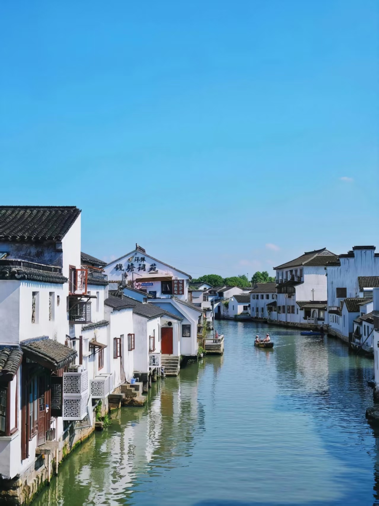 七里山塘的特色在於其“水陸並行、河街相鄰“的千年古街格局，沿途小橋流水、古建林立，完美融合了市井繁華與江南水鄉的婉約風韻。