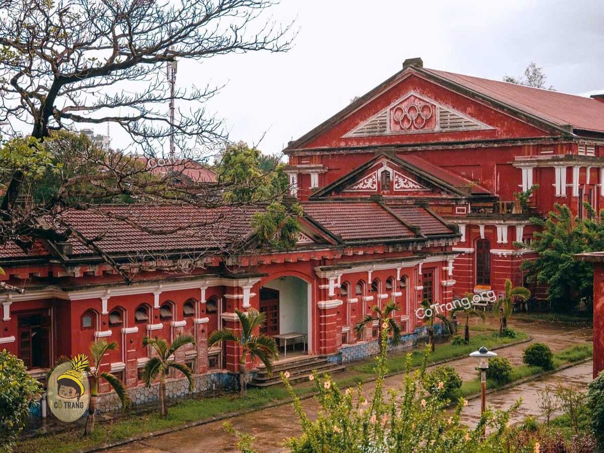 HUE CITY SIGHTSEEING AND FOOD TOUR BY MOTORBIKE