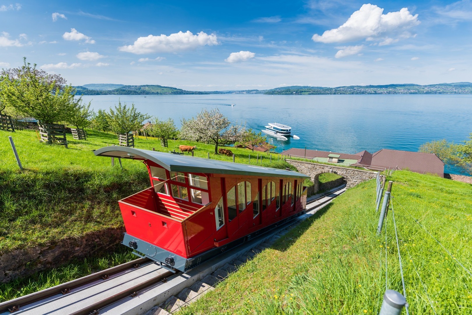 搭乘鐵路前往布爾根施托克 (Bürgenstock),從山頂飽覽整個地區的全景風光。 搭乘鐵路前往布爾根施托克 (Bürgenstock),從山頂飽覽整個地區的全景風光。