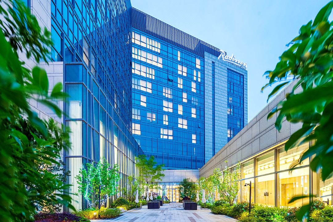 Radisson Blu Hotel Shanghai Hongqiao CBD, located adjacent to the National Exhibition and Convention Center
