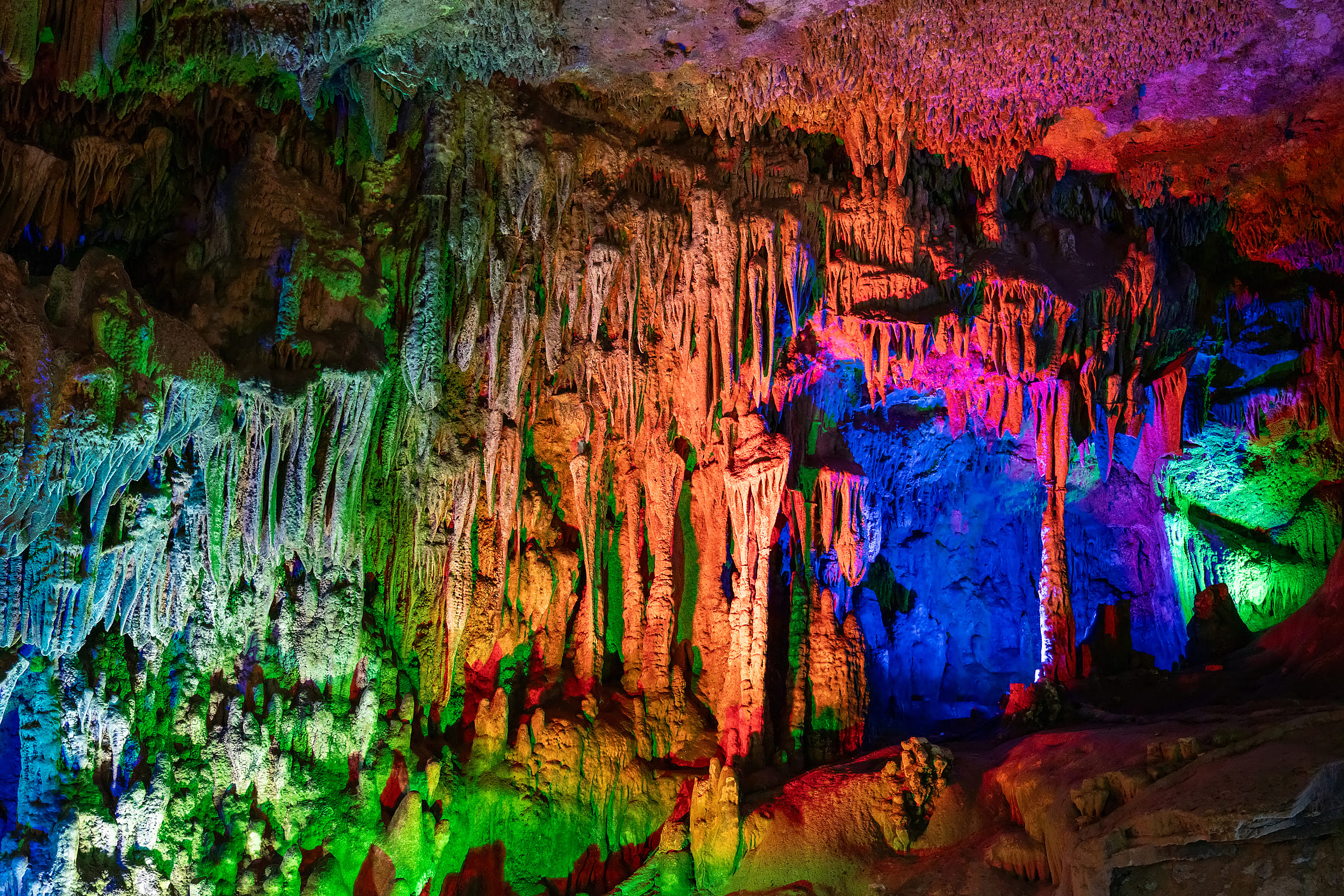 喀斯特溶洞的天然博物館,石筍與鐘乳石以千年為單位生長,巖壁上凝結著地質年代的密碼。 喀斯特溶洞的天然博物館,石筍與鐘乳石以千年為單位生長,巖壁上凝結著地質年代的密碼。