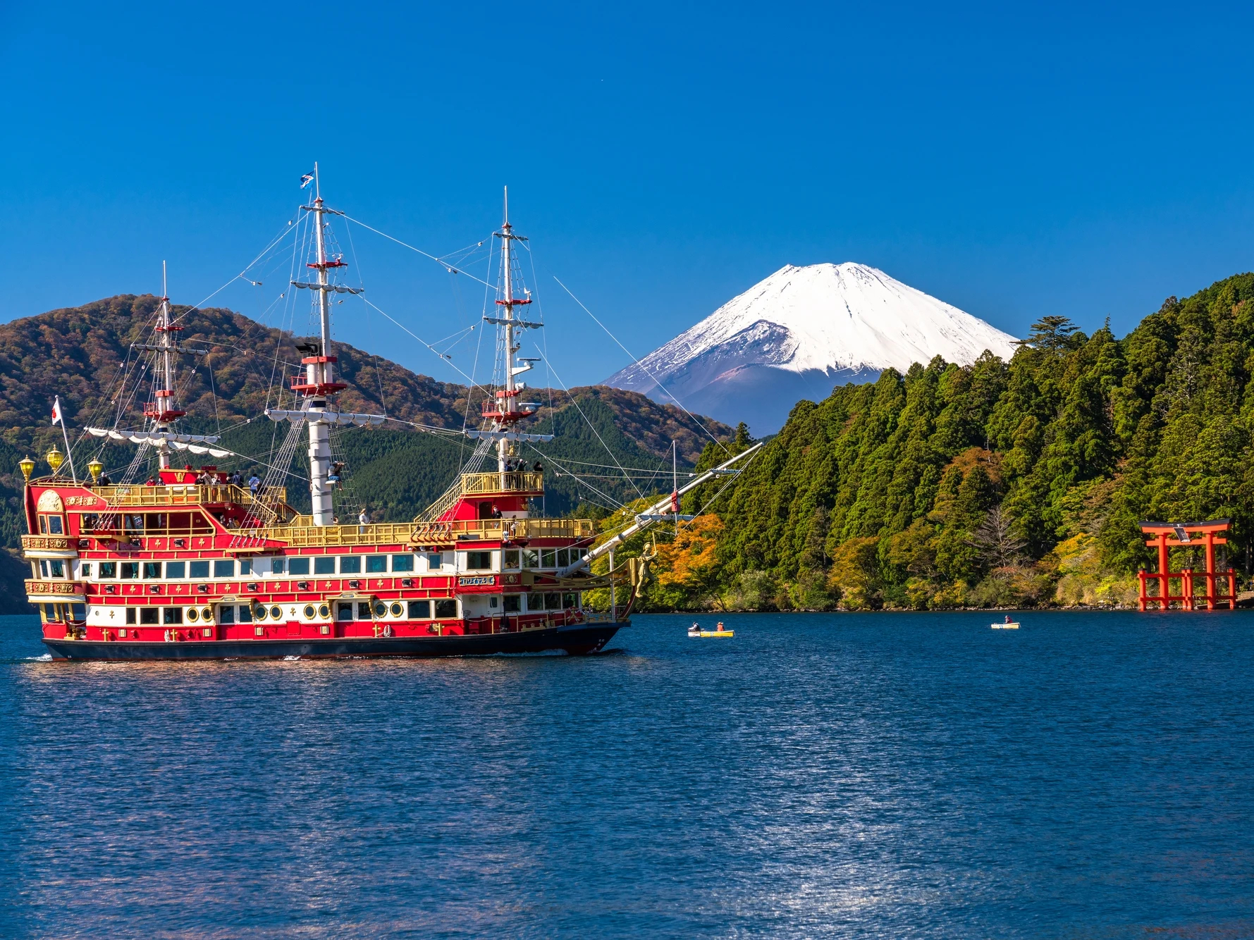 箱根海賊船，可以欣賞箱根群山與遠方富士山構成的全景畫卷