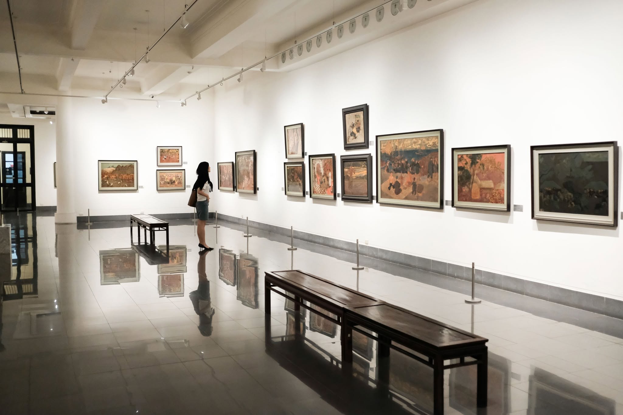 探索寬敞的展覽館，欣賞標誌性的 20 世紀越南油畫與現代藝術。