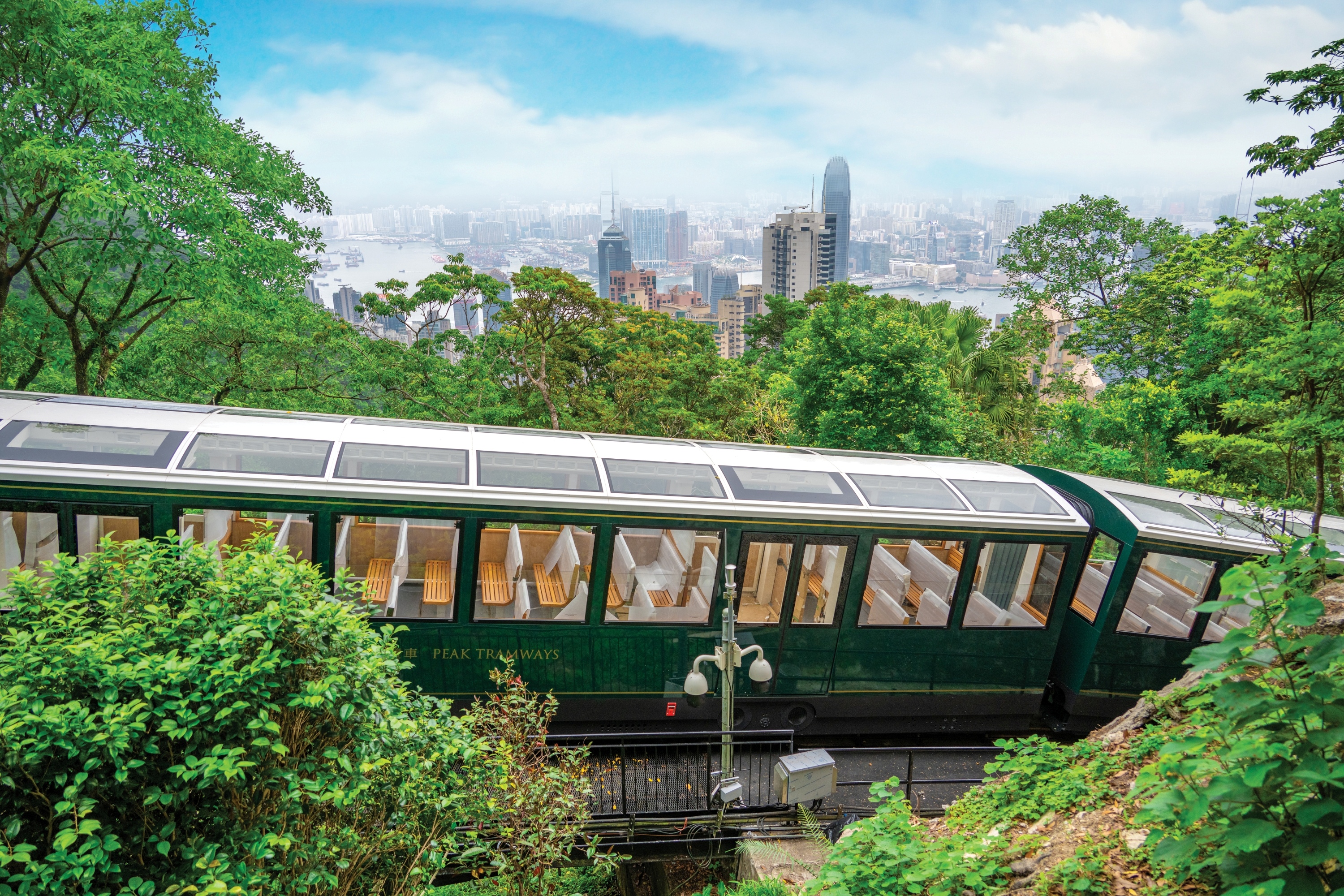 香港旅遊絕對不能錯過搭乘太平山頂纜車，前往欣賞維港百萬夜景，纜車經過斜角山坡，穿梭中環高樓大廈，獨特纜車體驗已然成為香港最大景點之一；登上香港最高觀景台凌霄閣摩天台428，站於海拔428米的無敵觀景台之上，在全港最優越的地理位置，飽覽醉人都會景緻。