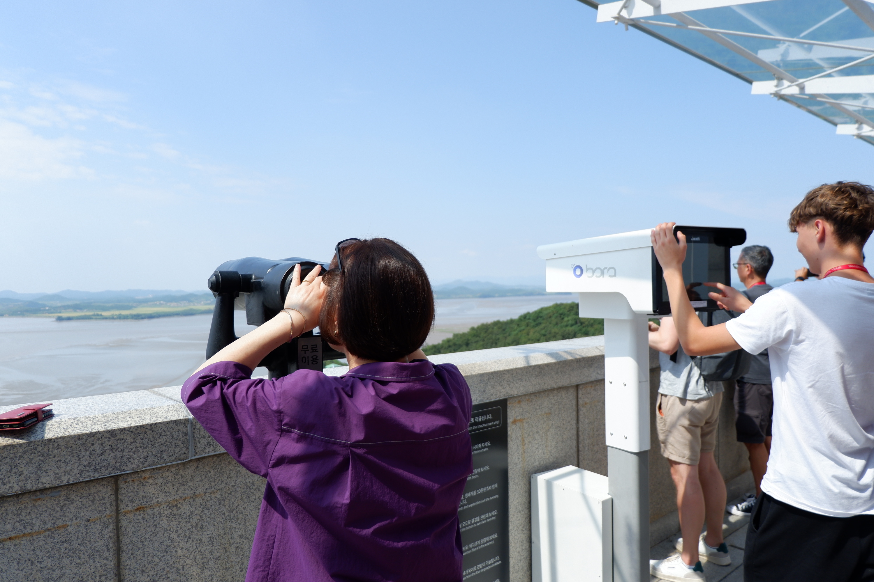 在都羅展望臺,您可以罕見地一睹朝鮮的領土。從這個有利位置,開城工業園區和松嶽山都一覽無餘。親身體驗朝鮮的真實面貌。 在都羅展望臺,您可以罕見地一睹朝鮮的領土。從這個有利位置,開城工業園區和松嶽山都一覽無餘。親身體驗朝鮮的真實面貌。