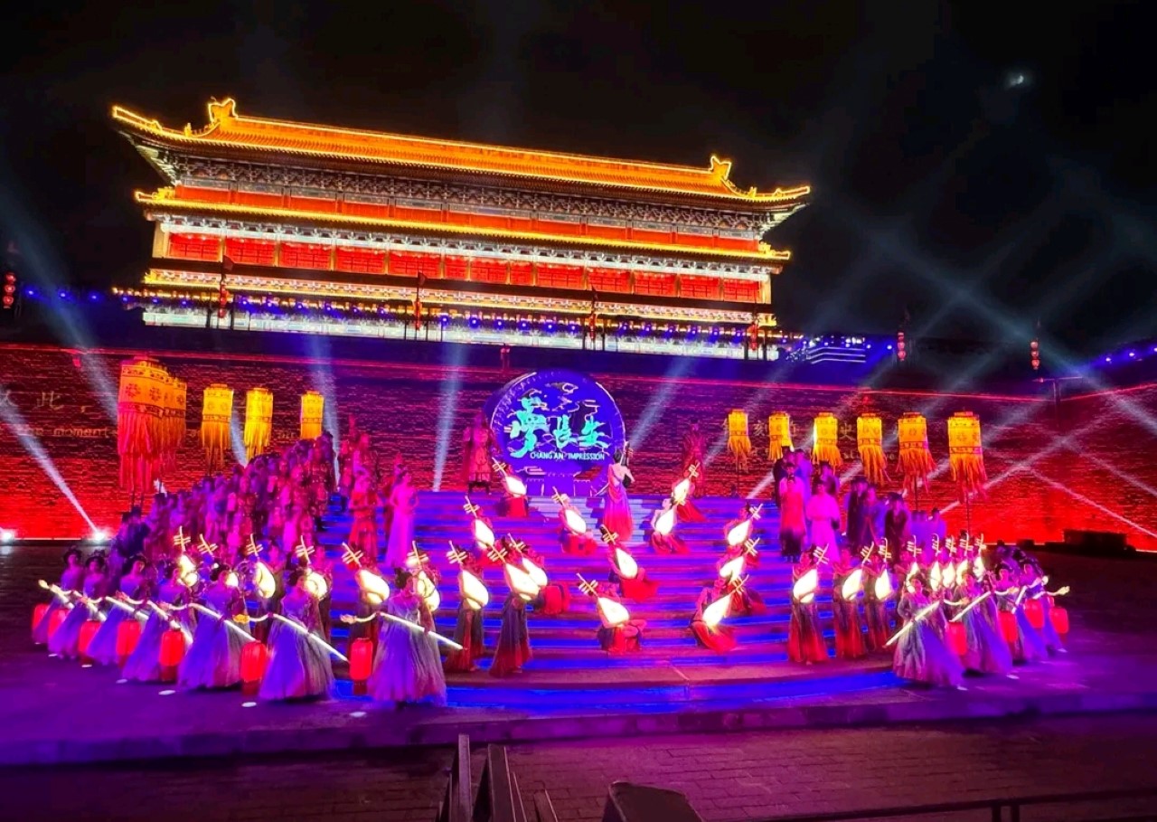 眾多手持琵琶等樂器的演員整齊排列，正在演奏一場盛大的音樂盛宴