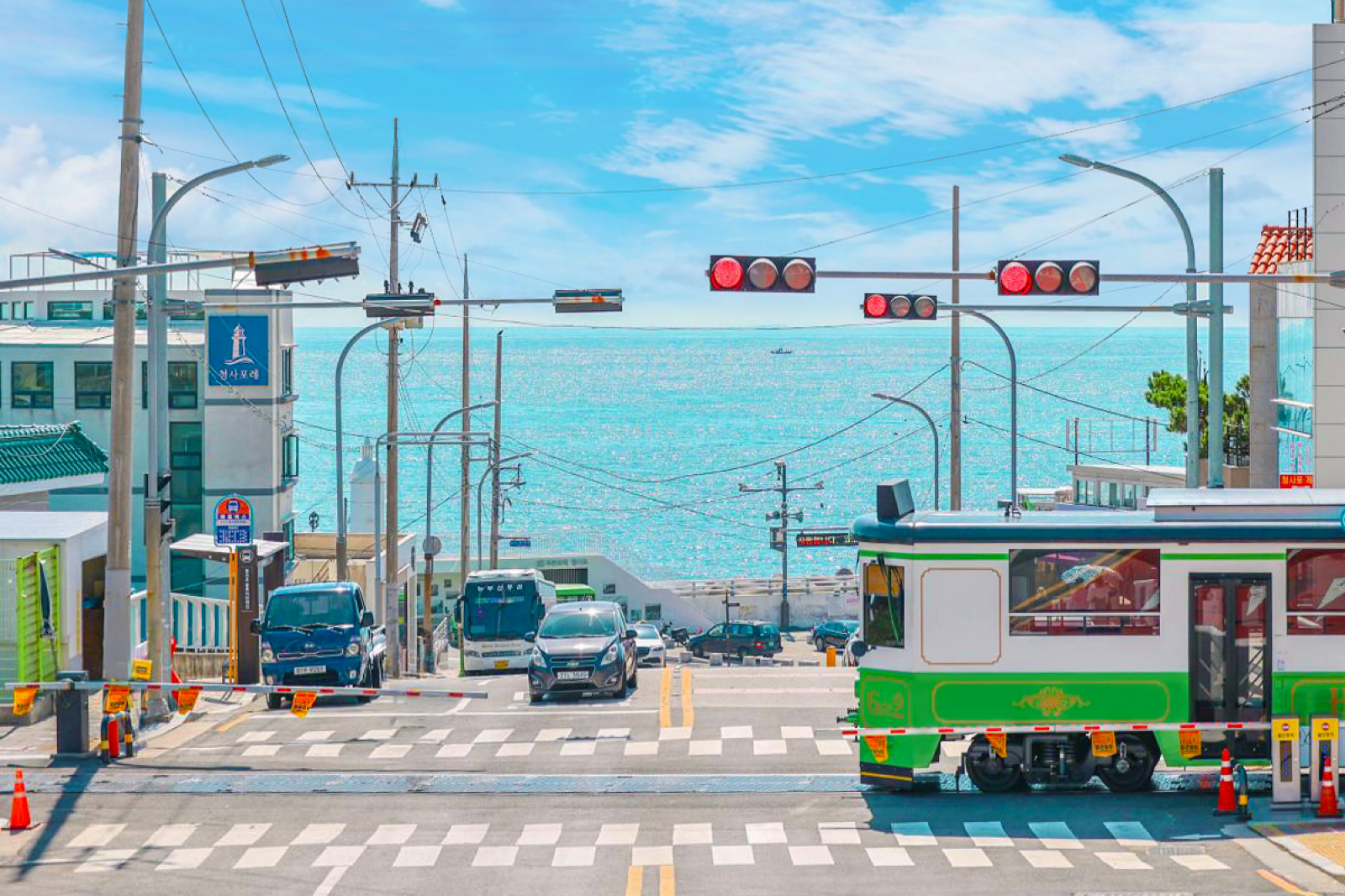 海雲臺海濱列車——提供從海雲臺松亭至Mipo的乘車服務，沿途可欣賞釜山東部海岸的壯麗景色。列車沿著海岸線在地面上行駛，並設有大型車窗。
